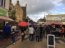 Donkere wolken boven de avondmarkt op 25 augustus 2017 hielden de vele bezoekers niet tegen