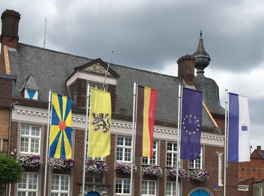 Het gemeentehuis van Lichtervelde Donkere wolken pakken samen boven het gemeentehuis (foto gavamec 20 juli 2017)