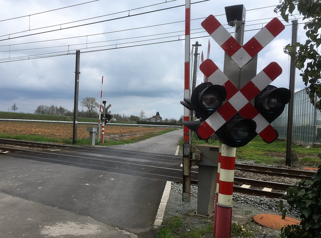 De spoorovergang aan de Duifhoekstraat op zondag 15 april rond 15 u